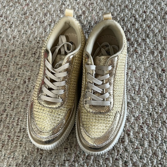 Woman's size 7.5 sneakers - Picture 1 of 3